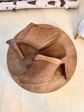 Vtg Made in Italy Perforated Nubuck Clogs Tan 37/6 Candie's Style